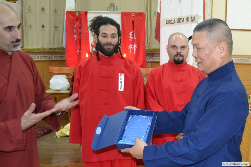 El Maestro muestra la placa a los alumnos El Maestro muestra la placa a los alumnos